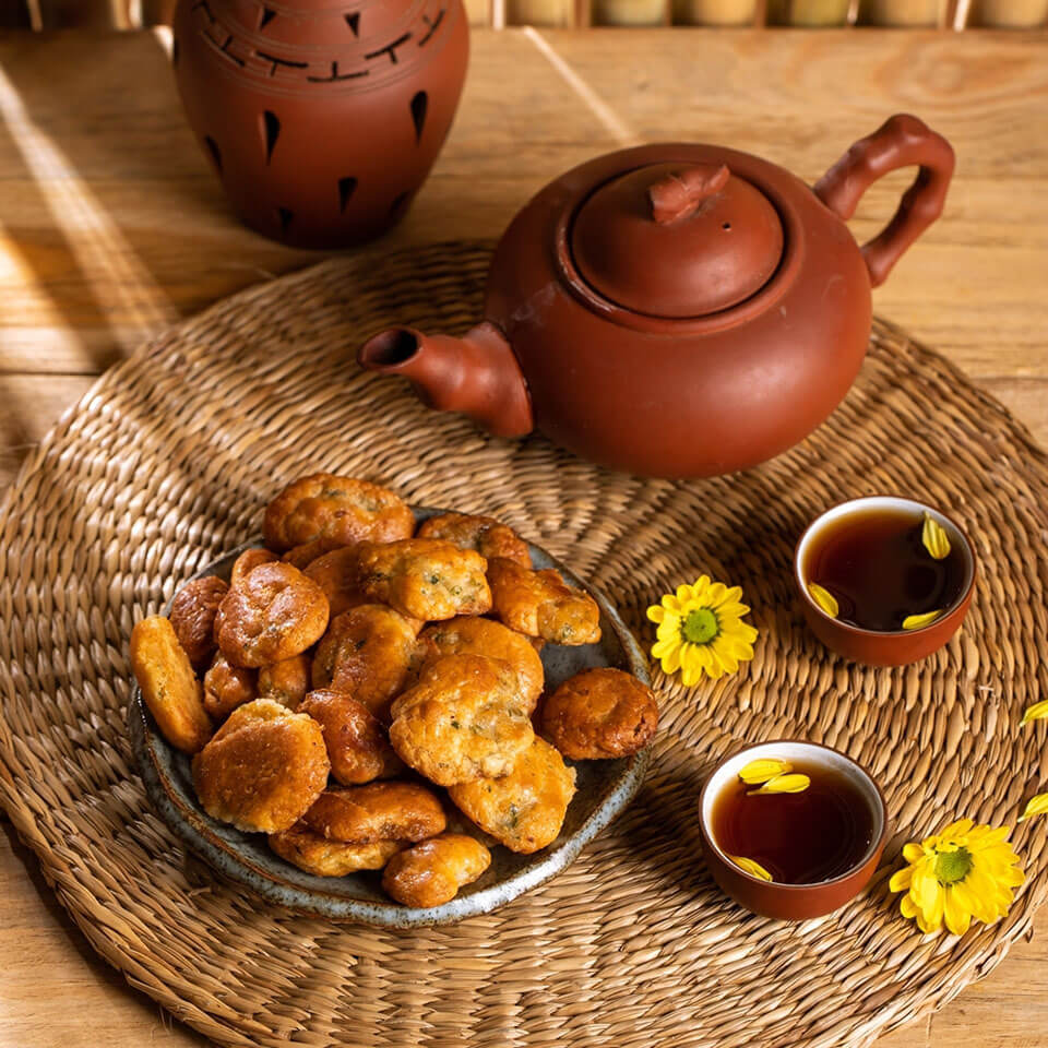 Bánh chả Hà Nội thơm bùi, giòn rụm, hợp vị khi dùng cùng trà nóng